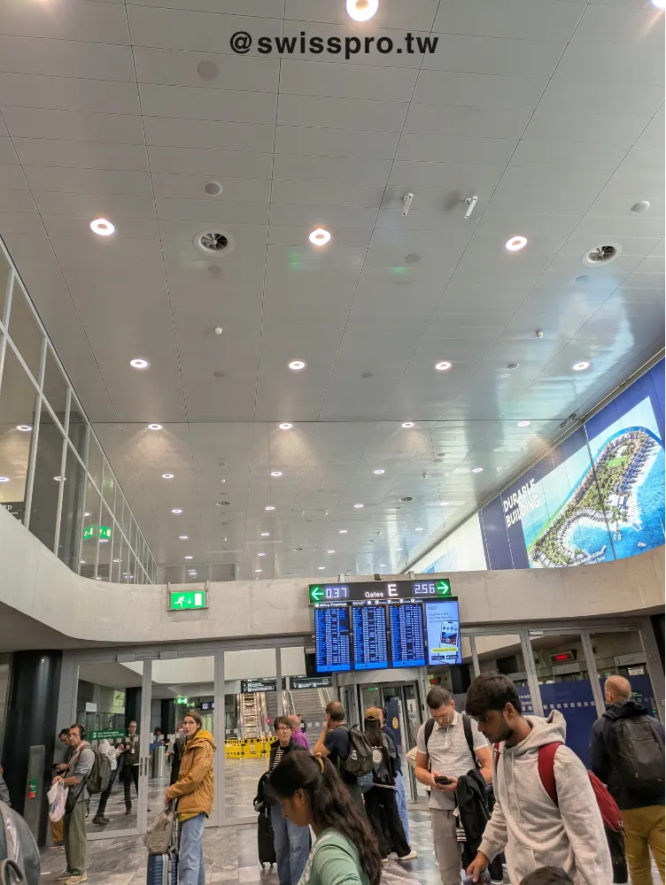 從 E 航廈到護照查驗的車